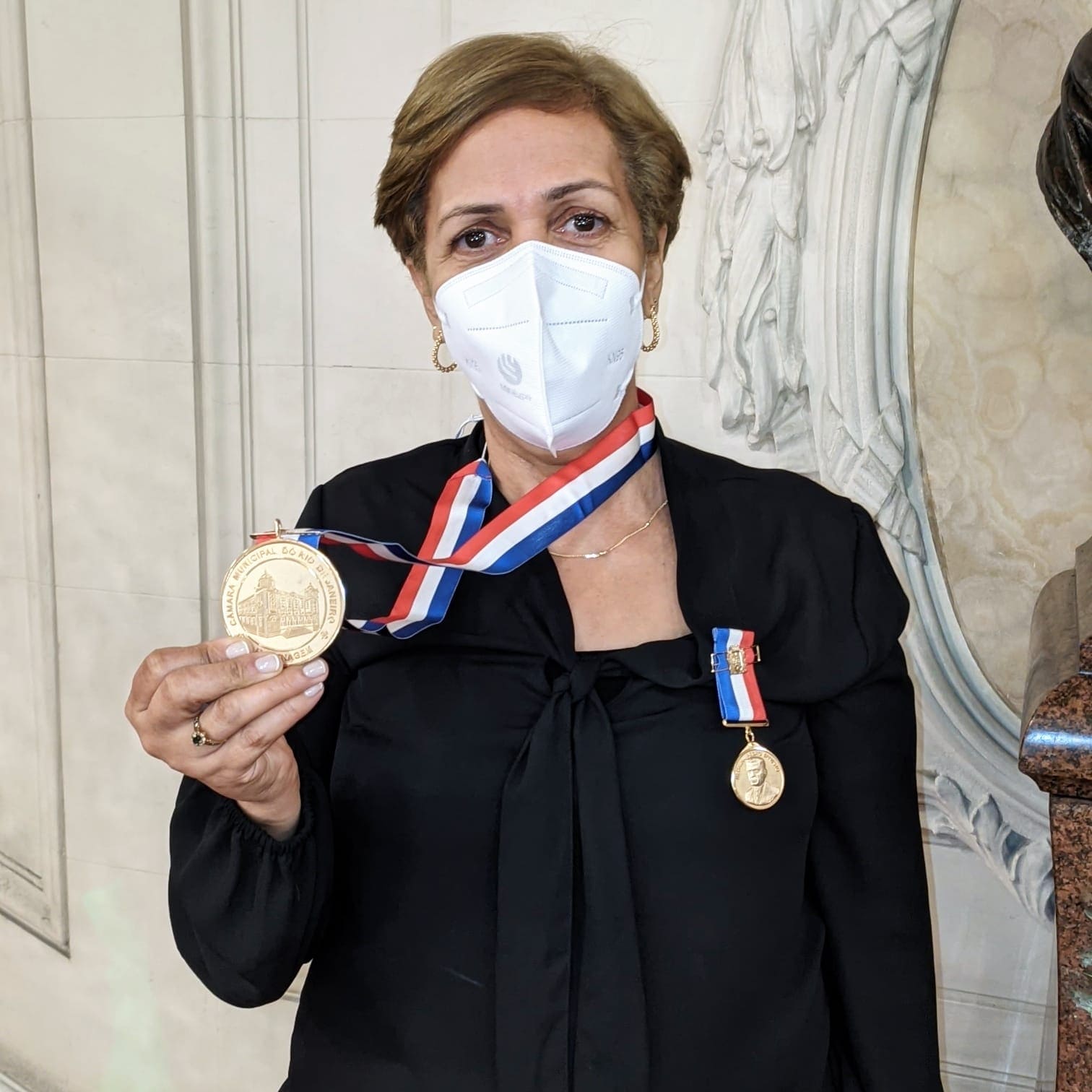 Dra. Mônica Cirne Albuquerque recebe Medalha Pedro Ernesto na Câmara Municipal do Rio de Janeiro.